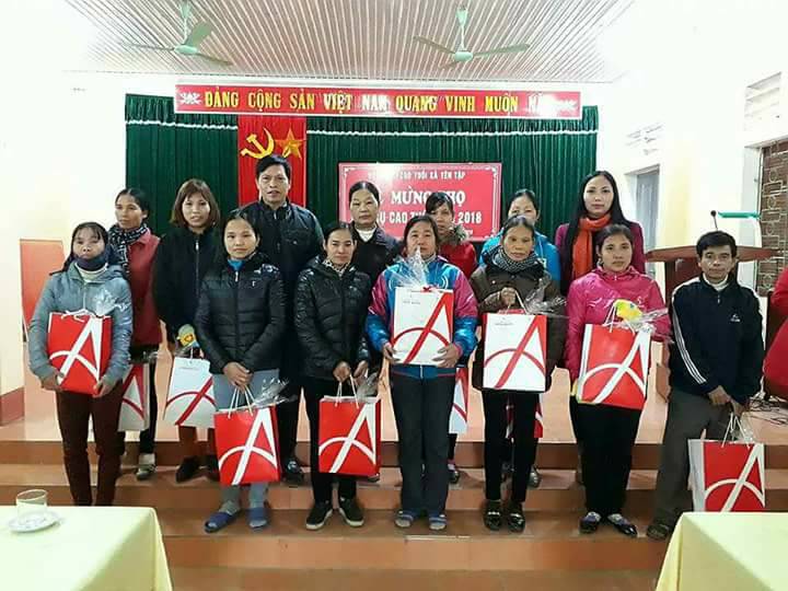 Quỹ hỗ trợ Phụ nữ nghèo Hội LHPN tỉnh tặng quà tết cho thành viên thuộc hộ nghèo nhân dịp tết Nguyên đán